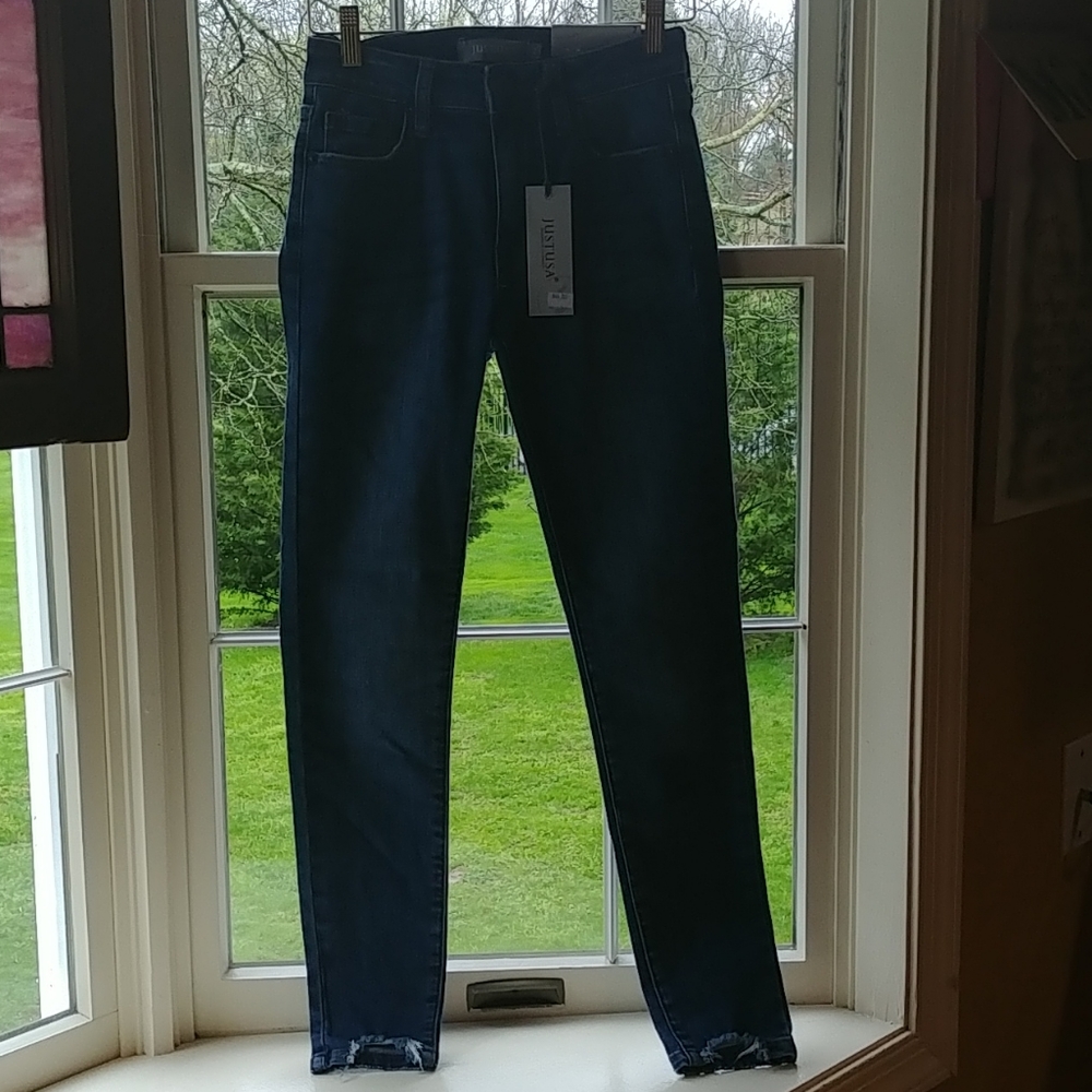 NEW SKINNY JEAN WITH FRAYED HEM